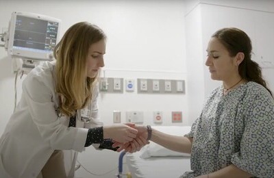 Кодирование Аквилонг в Нефтекамске Врач держит пациентку за руку