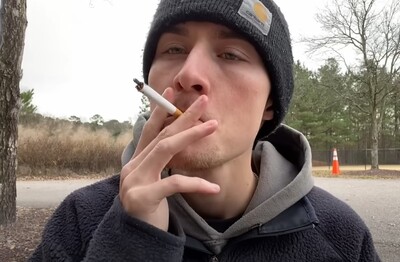 Лечение зависимости от табакокурения в Нефтекамске Мужчина с сигаретой делает затяжку