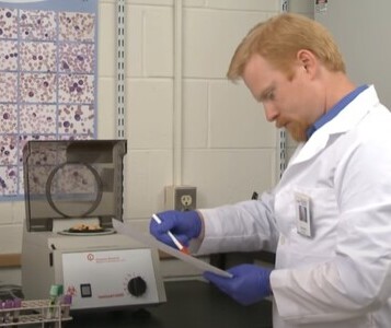 Клиника лечения наркозависимости в Нефтекамске Врач в кабинете клиники